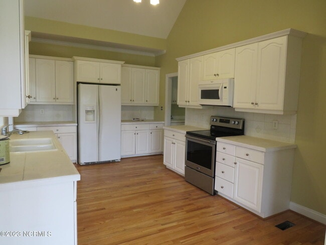 Building Photo - 400 Landfall Ct