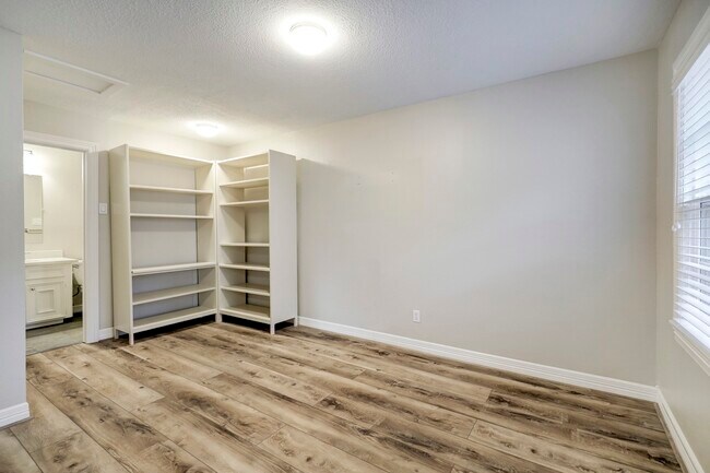 Building Photo - 4120 University Blvd