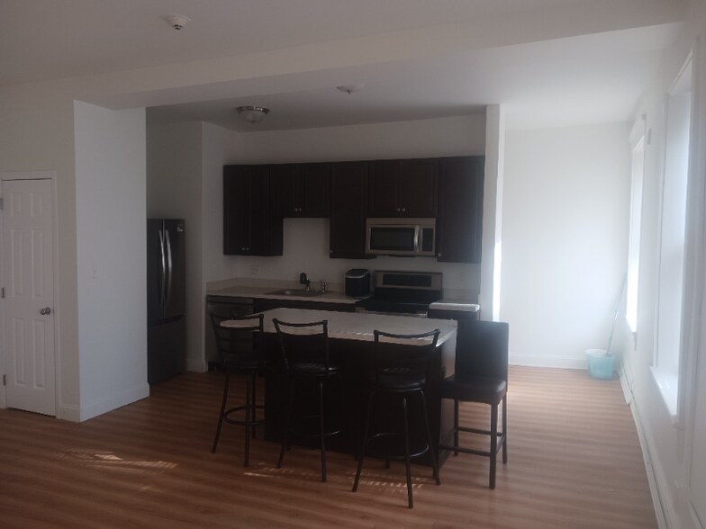 Building Photo - 323 N George St