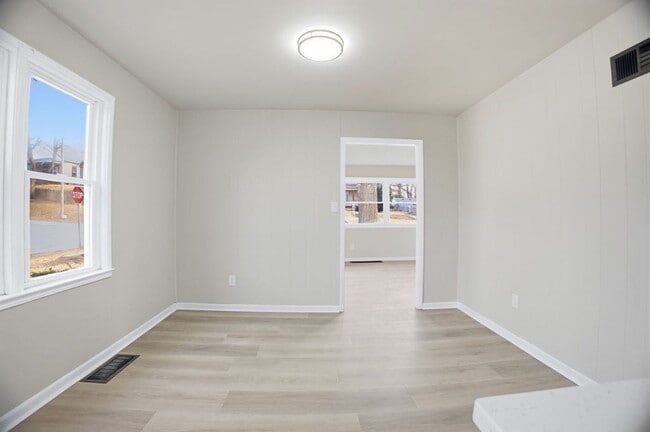 Building Photo - Updated 2 Bed, 1 Bath Home with Modern Finishes & Off-Street Parking