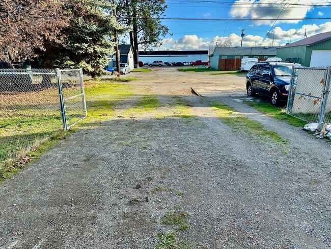 Building Photo - 6916 N Normandie St