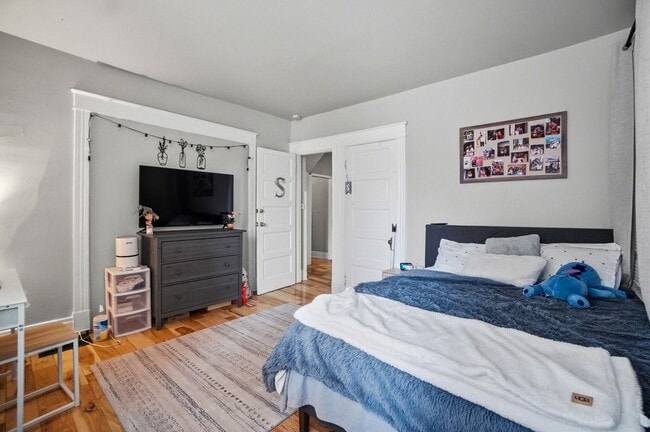 Building Photo - 7 Bed/3 Bath Mins. from UC Campus $700/pp ($4,900/mo)!