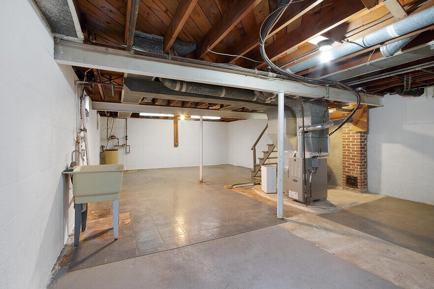 Building Photo - 556 E Church St