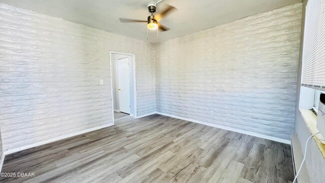 Building Photo - 637 N Oleander Ave