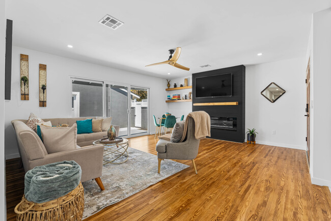 Building Photo - 401 Rancho Dr
