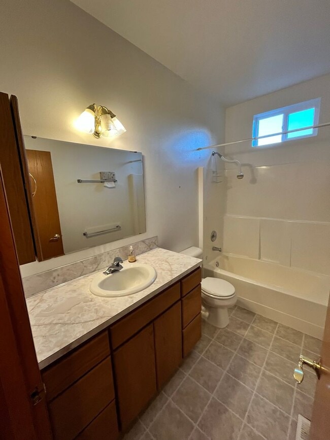 Building Photo - View Home in Poulsbo