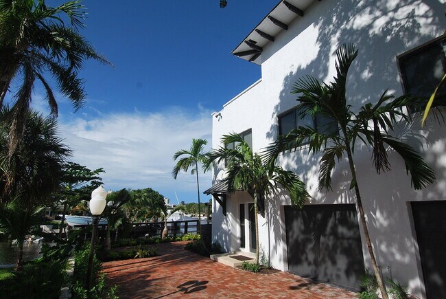 Building Photo - 1121 Bel Air Dr