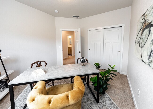 Building Photo - 3 Bedroom End Unit Luxury Townhome in Moun...