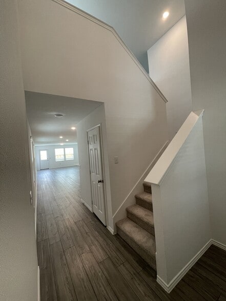 Building Photo - 825 Breakwater Dr
