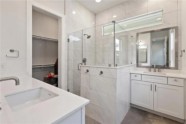 Building Photo - 610 W 33rd St