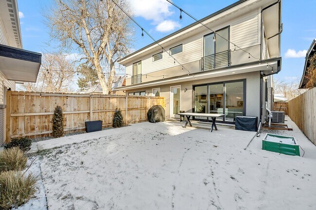 Building Photo - Modern 4BD, 4BA Home With 2-Car Garage, On...