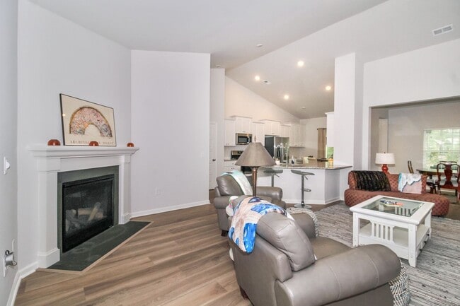 Building Photo - Lovely Furnished Home - $200 Off 1st Month Rent (Upon Approval)