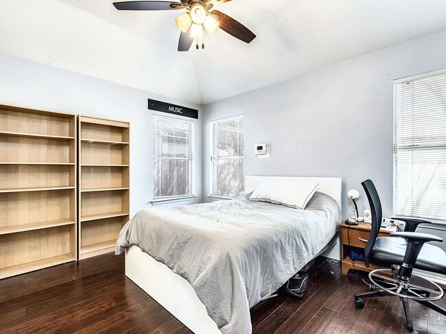 Building Photo - Cozy 3-Bedroom, 2-Bath Solar-Powered Home with New Appliances & Fenced Backyard