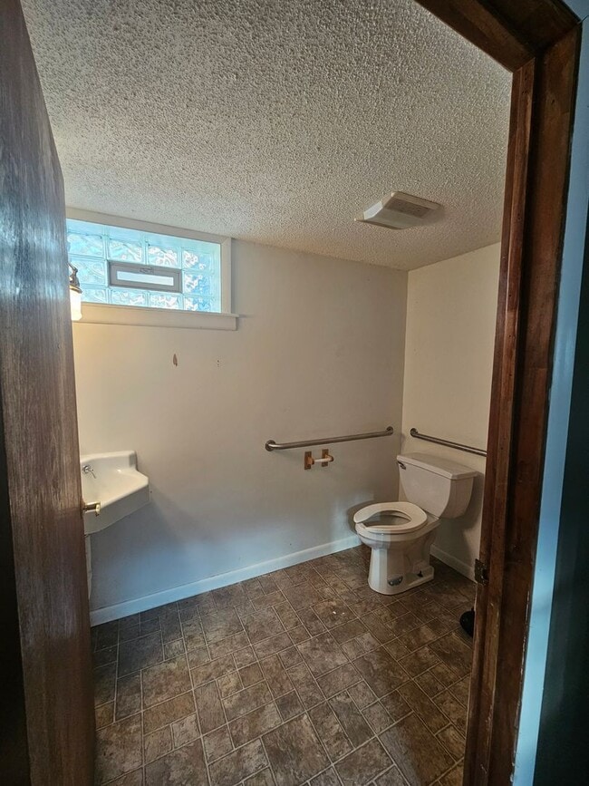 Building Photo - 120 Luther Ave