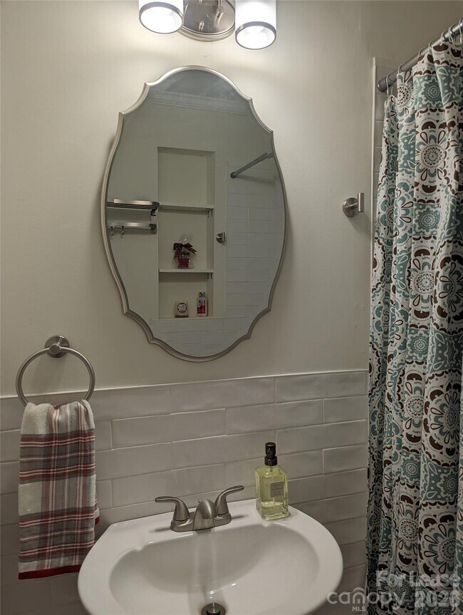 Building Photo - 215 Eastside Dr