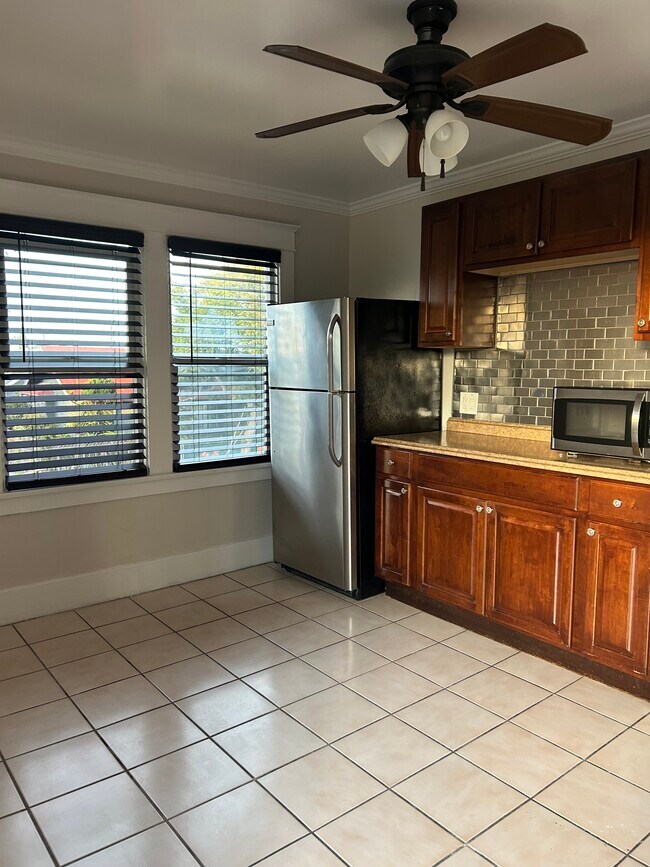 Dining area + Kitchenette - 642 E 10th St