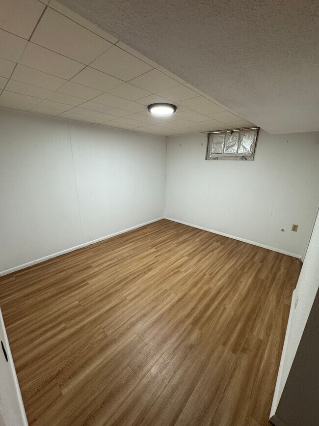 Building Photo - Cozy Home