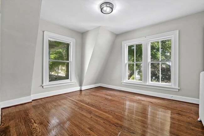 Building Photo - Updated 4 Bedroom Victorian on College Ave