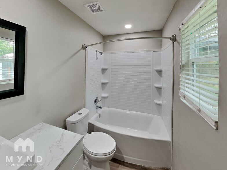 Building Photo - 3212 E Noble Dr