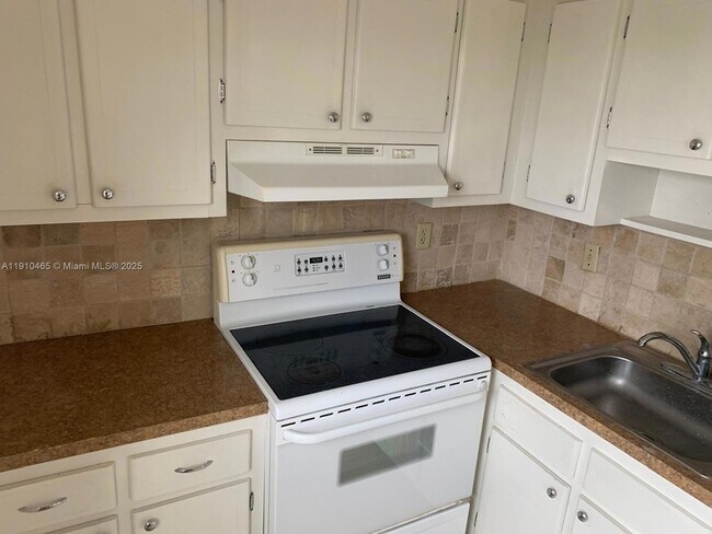 Building Photo - 710 N Ocean Blvd