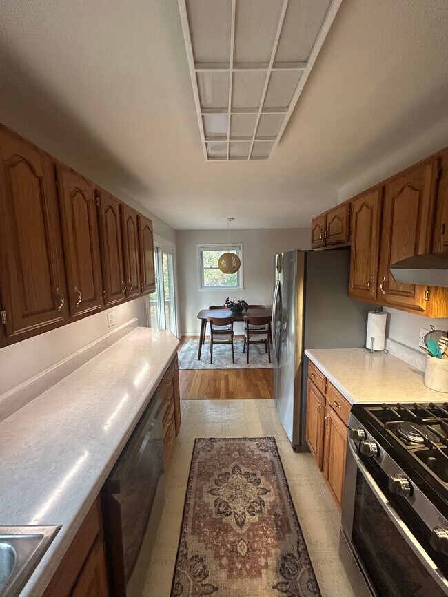 Building Photo - 44 Maple Ave