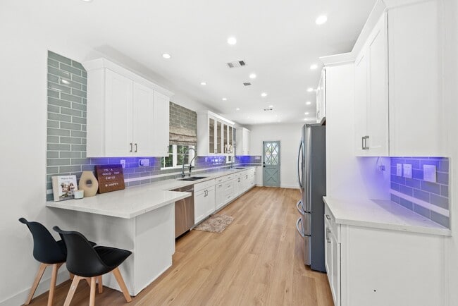 Building Photo - Traditional home | 3 bed 3 bath | Prime Pico-Robertson Area