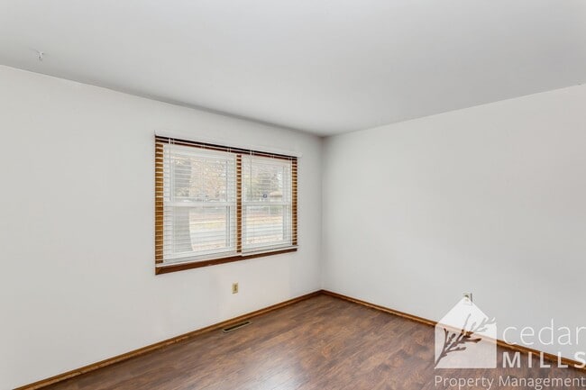 Building Photo - Mid Century 3 Bedroom