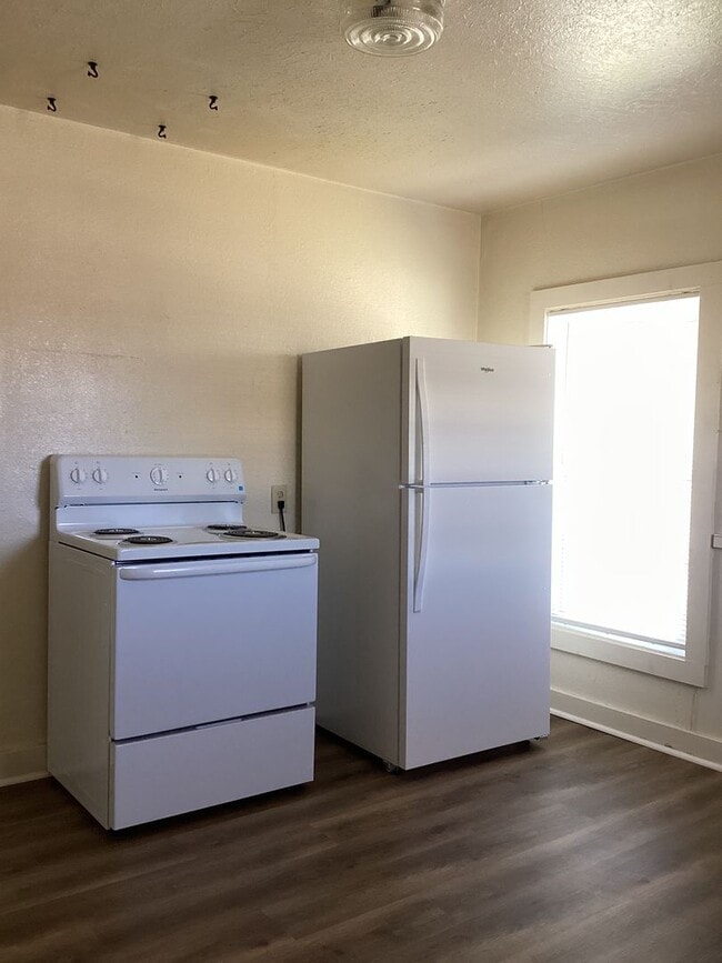 Building Photo - Charming 2 Bed 1 Bath Home Located in Portales!  Small Dogs and/or Cats Upon Approval!