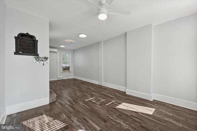 Building Photo - 1039 W Russell St