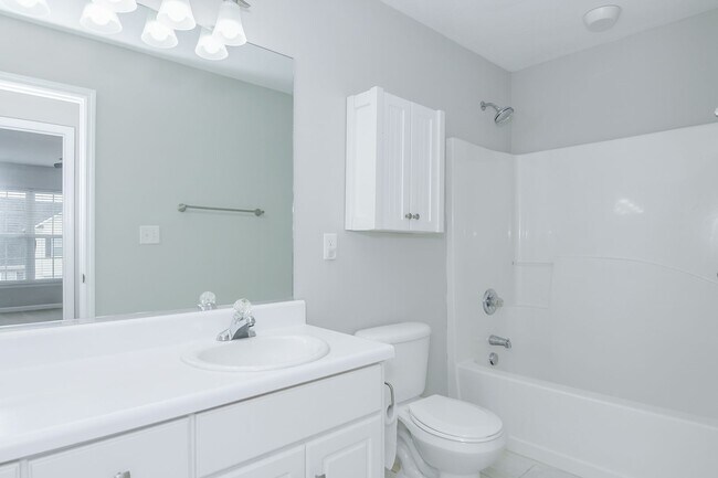 Building Photo - 3 Bedroom Townhouse in Evans