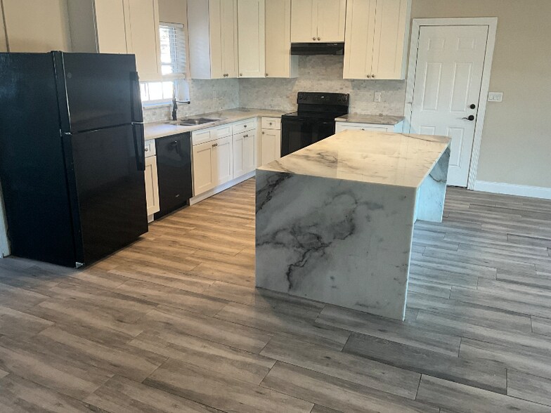 Building Photo - 381 11th Ave SW