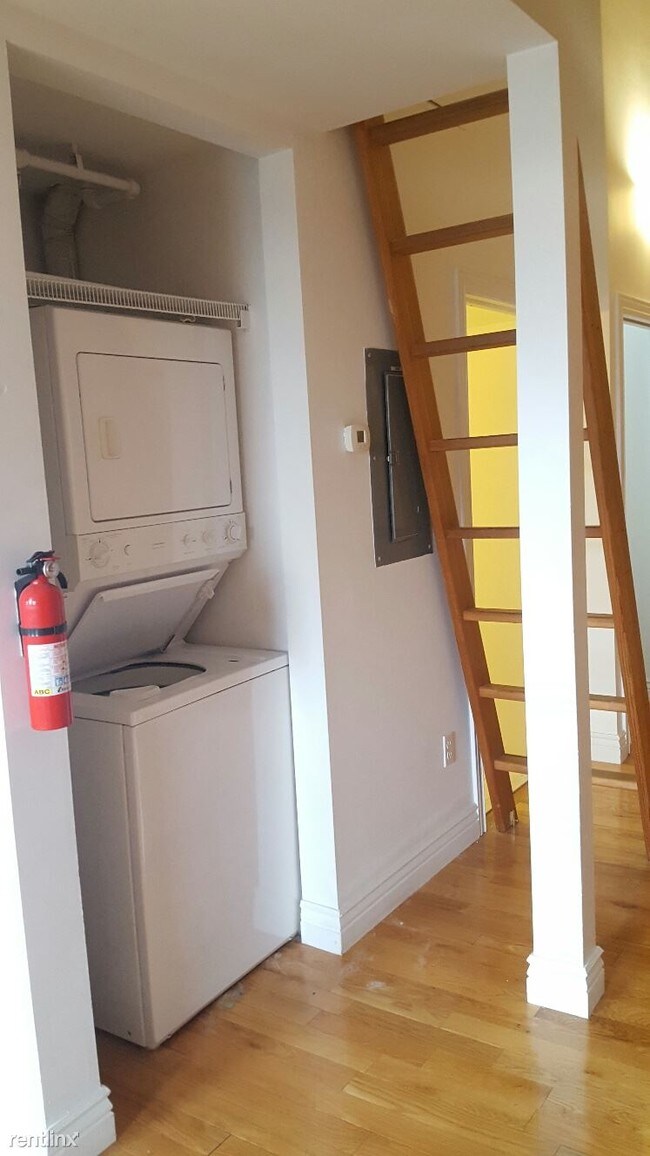 Building Photo - 1 br, 1 bath  - 206 W Michigan Ave