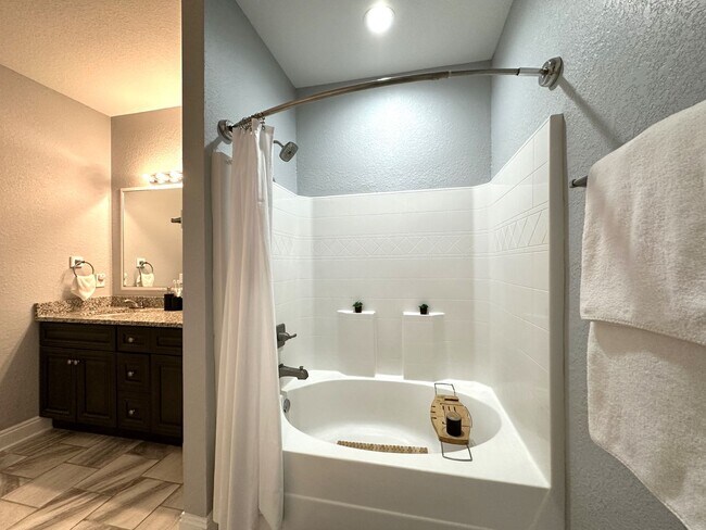 Building Photo - Beautiful north Crestview 4/Bed/2Bath Home