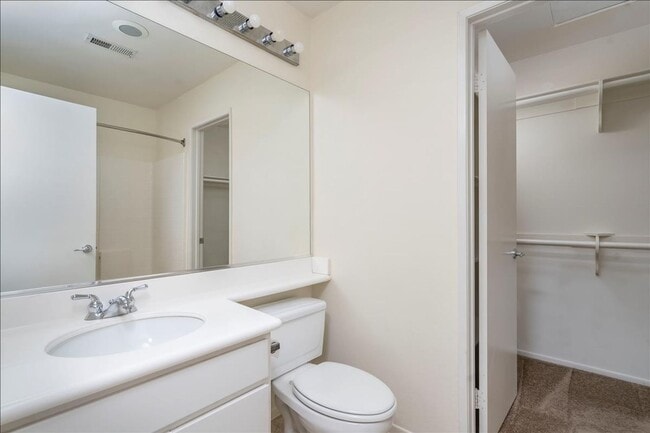 Building Photo - SHARP! 2 Master Suites Townhome in the hea...