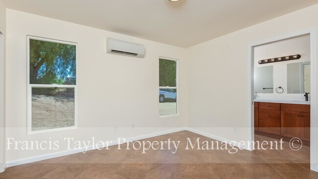 Building Photo - 3 Bedroom Home off Mary Lane