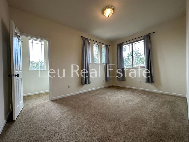 Building Photo - Lovely, 5bd, 3ba home in Serrano, with 3 c...