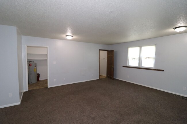 Building Photo - Spacious duplex for rent!