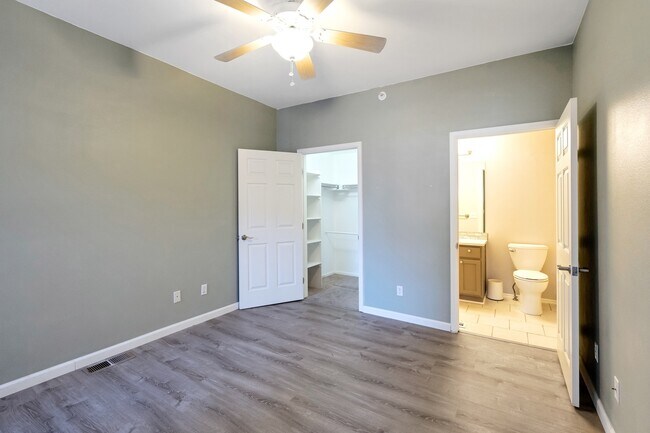 Building Photo - Stunning 2 Bedroom 2 Bathroom condo In Aurora with a garage!
