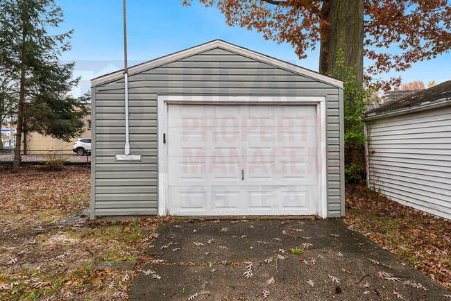 Building Photo - Beautifully maintained single-family home