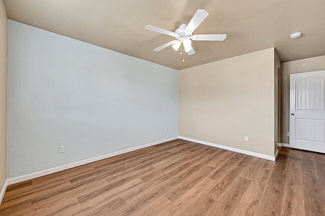 Building Photo - $1,850-3 Bed 3.5 Bath townhome in CO Sprin...