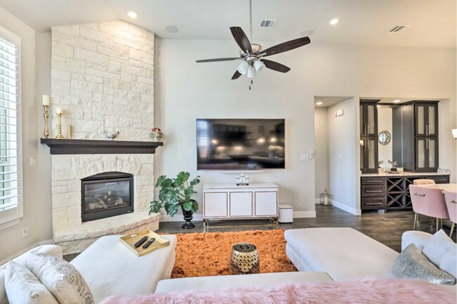 Building Photo - 1563 Jocelyn Dr