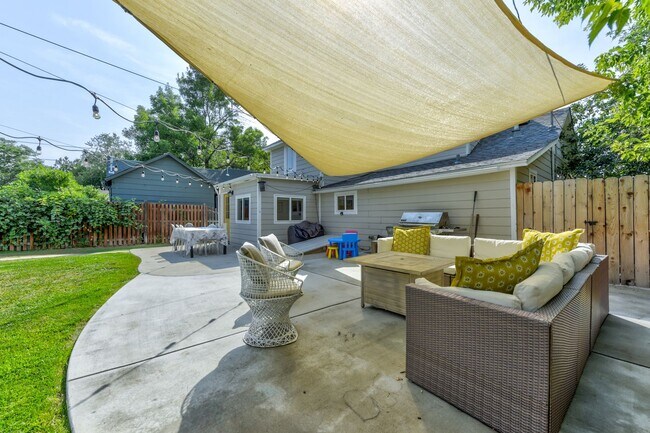 Building Photo - 303 E Chester St