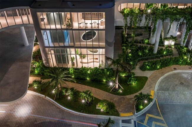 Building Photo - 700 NE 24th St