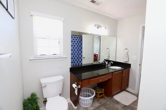 Building Photo - 3260 Matthews Dr