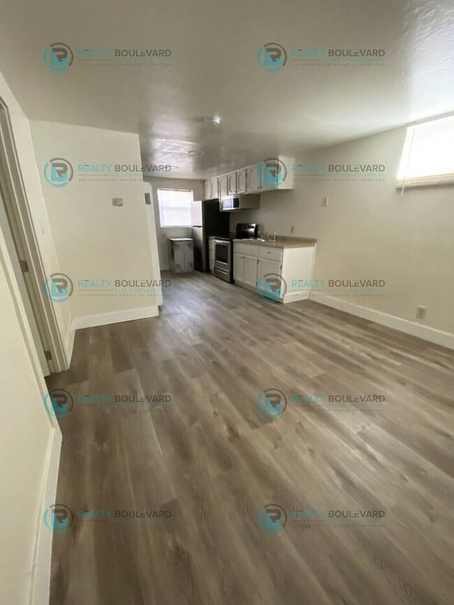 Building Photo - 1/2 Month Free! 1 Bedroom 1 Bath in Near Wells District/Midtown