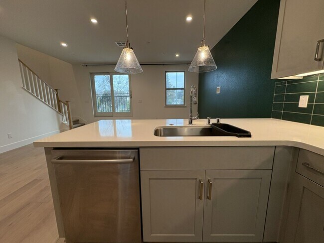 Building Photo - Modern 3BR/3BA Townhome in Prime Mountain View Location