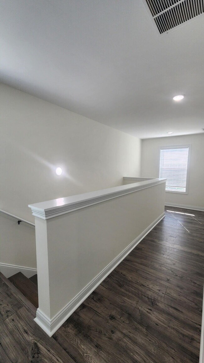 Building Photo - 929 Olympic Ct