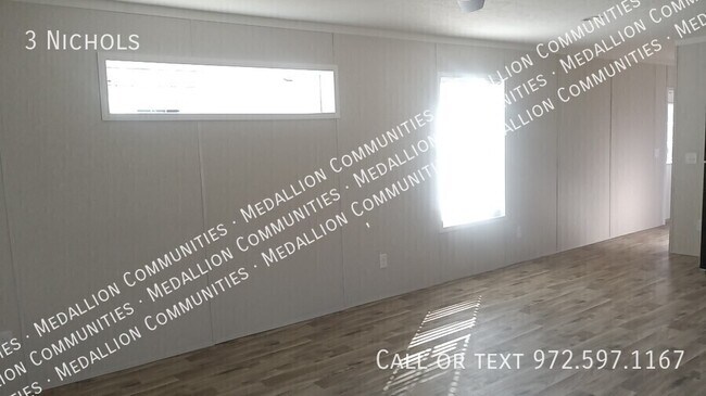 Building Photo - 3 Nichols-