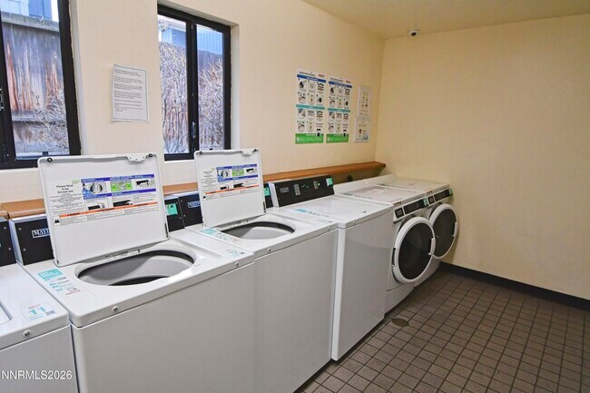 Building Photo - 2955 Lakeside Dr