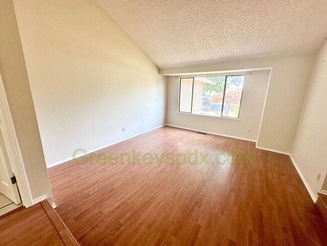 Building Photo - Gorgeous 4 Bedroom 2 Bath with Fully Fence...